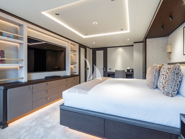 EMERALD Feadship 50m - VIP cabin 1 Bed and TV EMERALD Feadship 50m - VIP cabin 1 Bed and TV