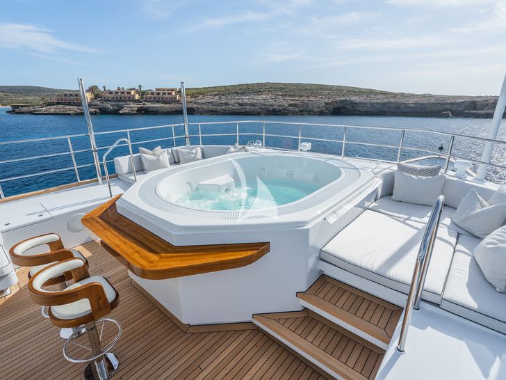 EMERALD Feadship 50m - sun deck jacuzzi EMERALD Feadship 50m - sun deck jacuzzi