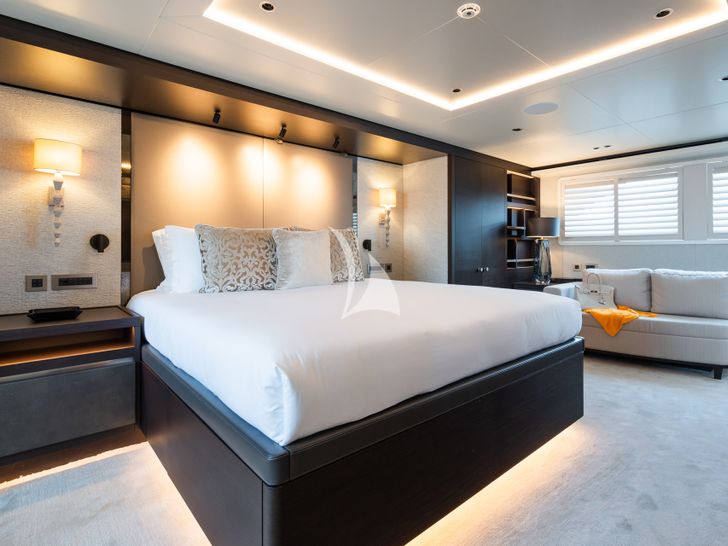 EMERALD Feadship 50m - master cabin bed EMERALD Feadship 50m - master cabin bed