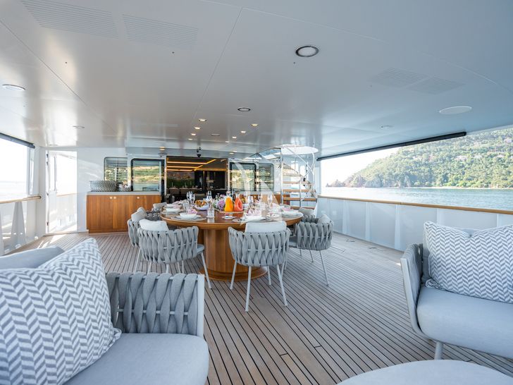 EMERALD Feadship 50m - sky deck shaded dining area EMERALD Feadship 50m - sky deck shaded dining area