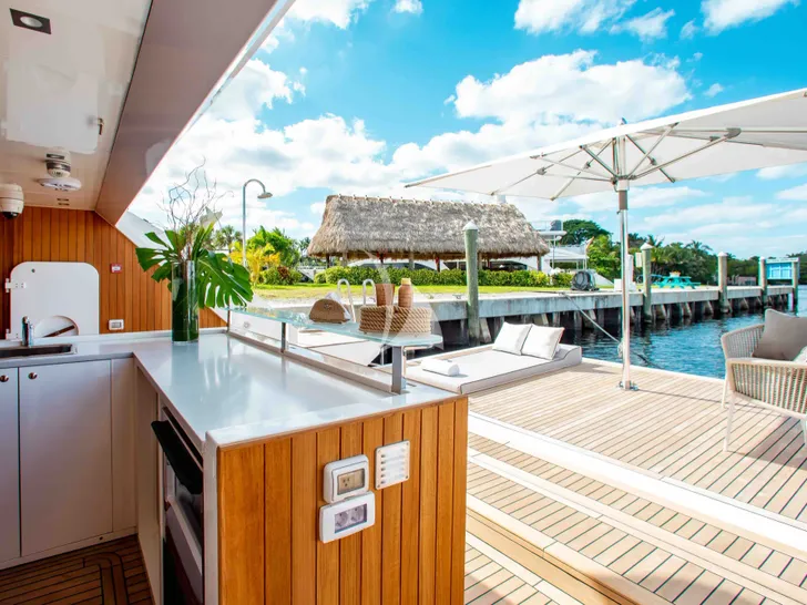 EMINA Benetti Fast 140 - beach club EMINA Benetti Fast 140 - beach club