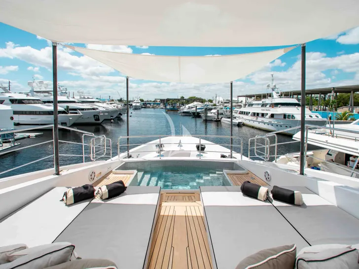EMINA Benetti Fast 140 - foredeck amenities EMINA Benetti Fast 140 - foredeck amenities