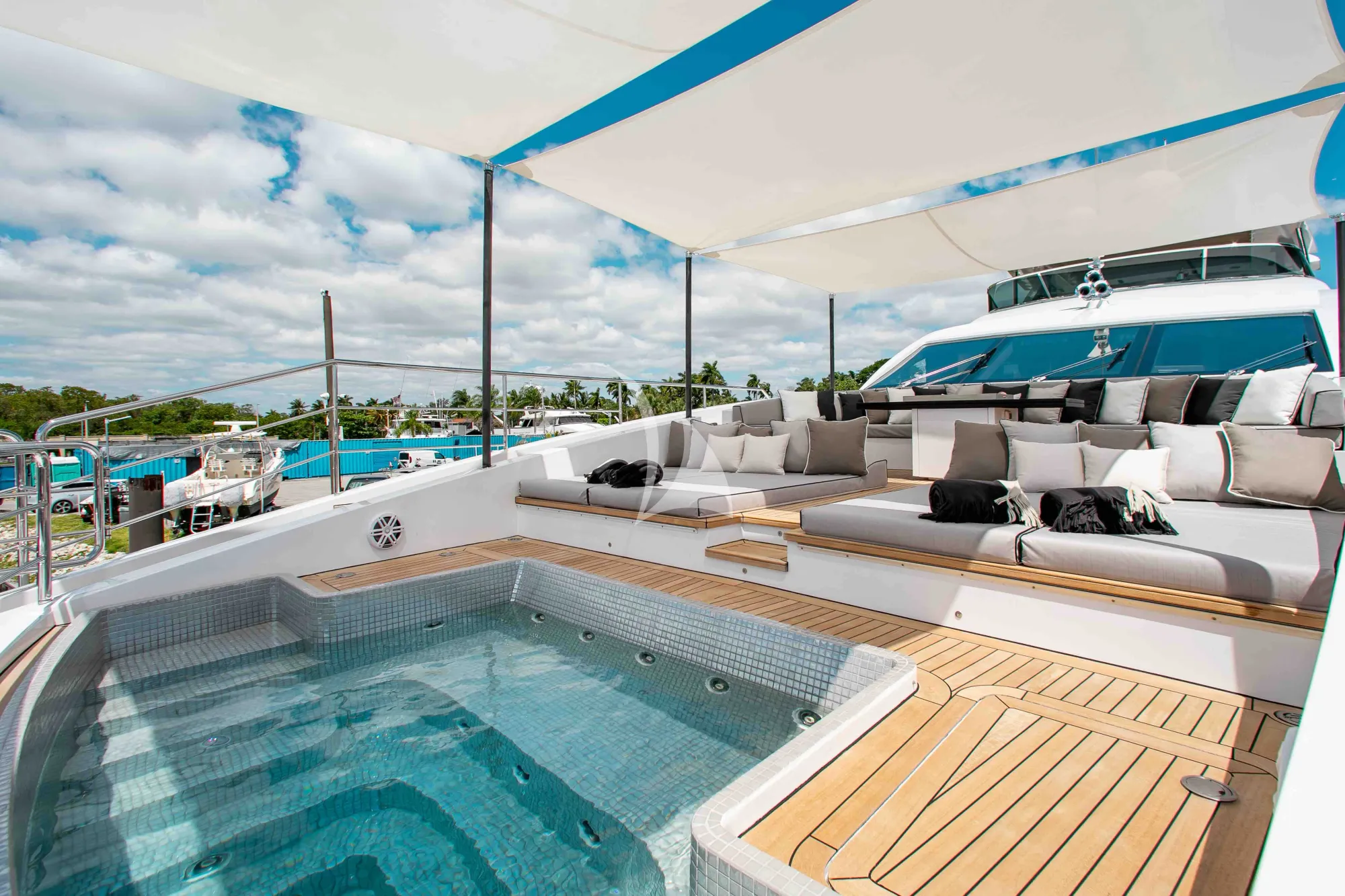 Charter Yacht EMINA - Benetti Fast 140 - 6 Cabins - Nassau - Exumas - Bahamas