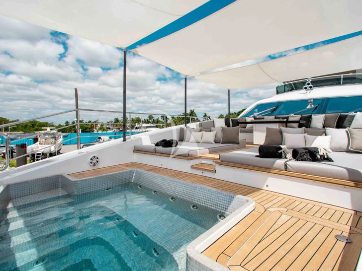 EMINA Benetti Fast 140 - foredeck jacuzzi EMINA Benetti Fast 140 - foredeck jacuzzi