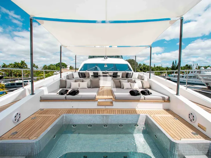 EMINA Benetti Fast 140 - foredeck lounge and jacuzzi EMINA Benetti Fast 140 - foredeck lounge and jacuzzi