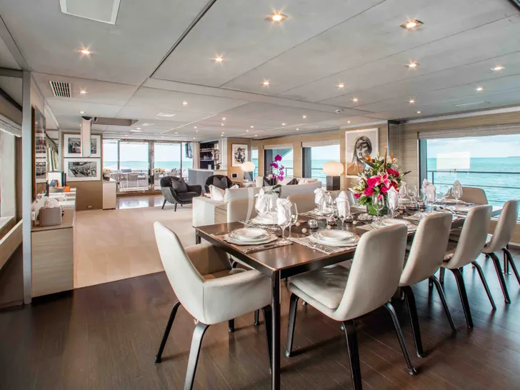 EMINA Benetti Fast 140 - main dining area EMINA Benetti Fast 140 - main dining area
