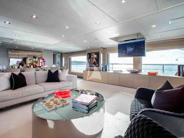 EMINA Benetti Fast 140 - main saloon TV lounge EMINA Benetti Fast 140 - main saloon TV lounge
