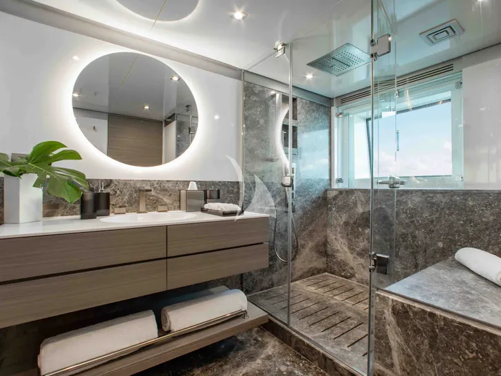 EMINA Benetti Fast 140 - master cabin bathroom EMINA Benetti Fast 140 - master cabin bathroom