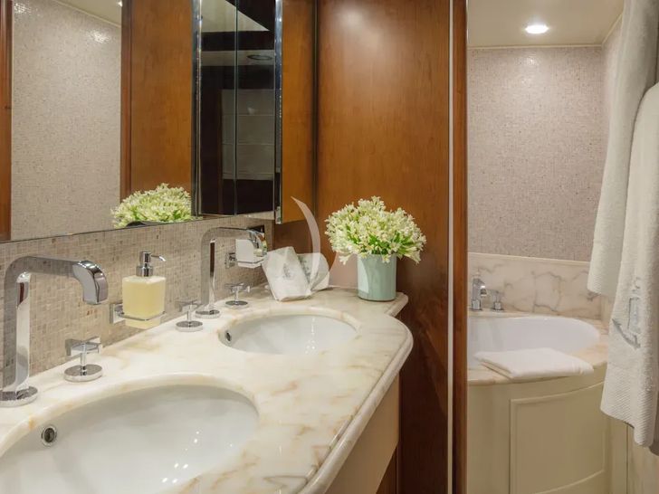ENA Ferretti Custom Line Navetta 30 - VIP cabin 1 bathroom ENA Ferretti Custom Line Navetta 30 - VIP cabin 1 bathroom