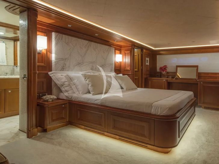 ENA Ferretti Custom Line Navetta 30 - VIP cabin 1 ENA Ferretti Custom Line Navetta 30 - VIP cabin 1
