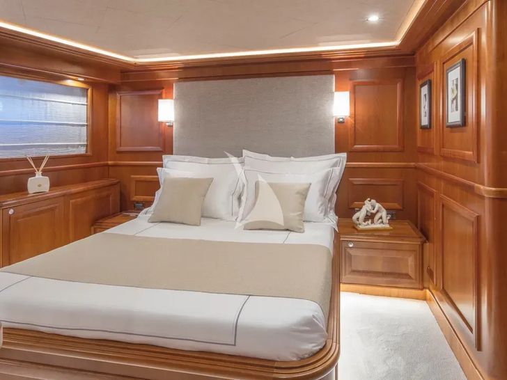 ENA Ferretti Custom Line Navetta 30 - VIP cabin 2 ENA Ferretti Custom Line Navetta 30 - VIP cabin 2