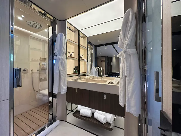 ENDEAVOUR II Rossinavi 50m - VIP cabin 1 bathroom ENDEAVOUR II Rossinavi 50m - VIP cabin 1 bathroom