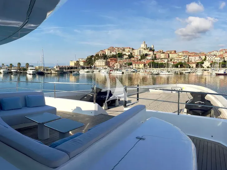 ENDEAVOUR II Rossinavi 50m - foredeck lounge ENDEAVOUR II Rossinavi 50m - foredeck lounge