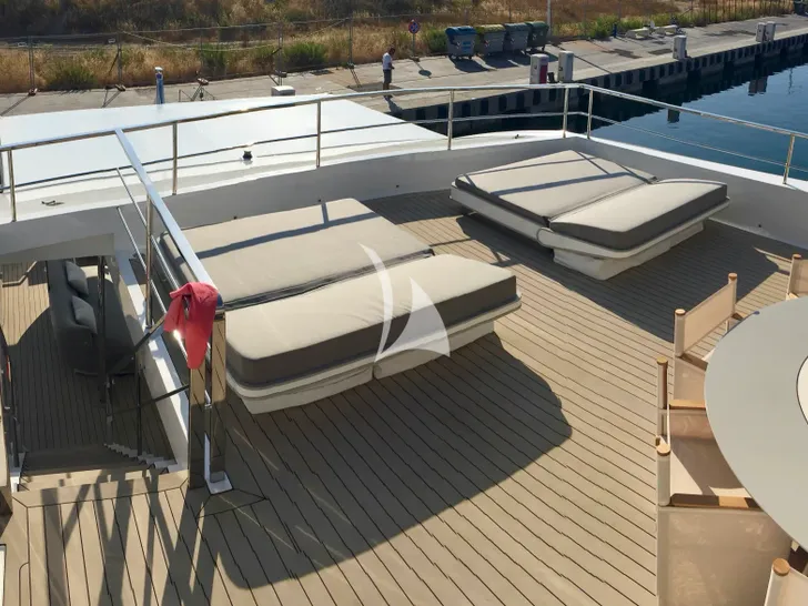 ENDEAVOUR II Rossinavi 50m - sundeck aft sunbathing area ENDEAVOUR II Rossinavi 50m - sundeck aft sunbathing area