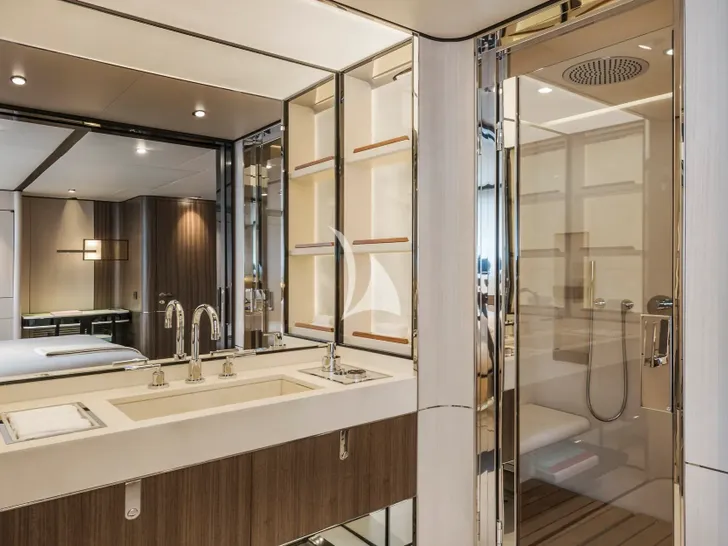 ENDEAVOUR II Rossinavi 50m - twin cabin bathroom ENDEAVOUR II Rossinavi 50m - twin cabin bathroom