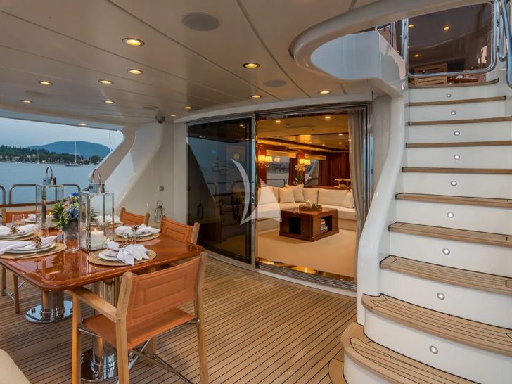 ENDLESS SUMMER Benetti Tradition 100 aft deck ENDLESS SUMMER Benetti Tradition 100 aft deck