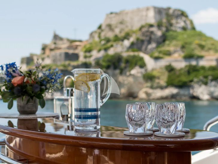 ENDLESS SUMMER Benetti Tradition 100 outdoor bar area ENDLESS SUMMER Benetti Tradition 100 outdoor bar area