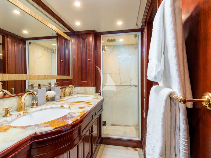 ENDLESS SUMMER Benetti Tradition 100 cabin bathroom ENDLESS SUMMER Benetti Tradition 100 cabin bathroom