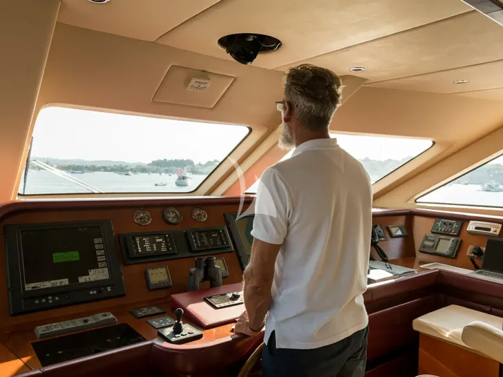 ENDLESS SUMMER Benetti Tradition 100 cockpit with the captain ENDLESS SUMMER Benetti Tradition 100 cockpit with the captain