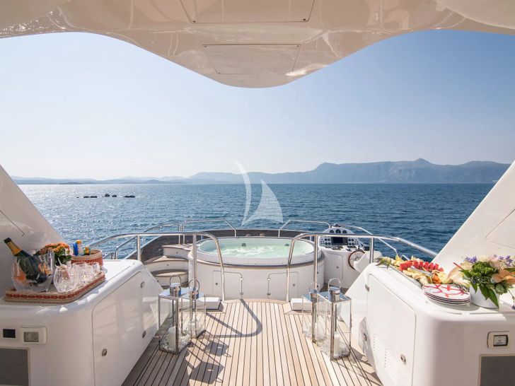 ENDLESS SUMMER Benetti Tradition 100 flybridge jacuzzi ENDLESS SUMMER Benetti Tradition 100 flybridge jacuzzi