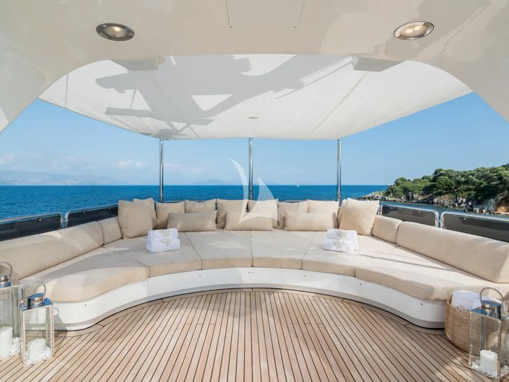 ENDLESS SUMMER Benetti Tradition 100 flybridge sun pads ENDLESS SUMMER Benetti Tradition 100 flybridge sun pads