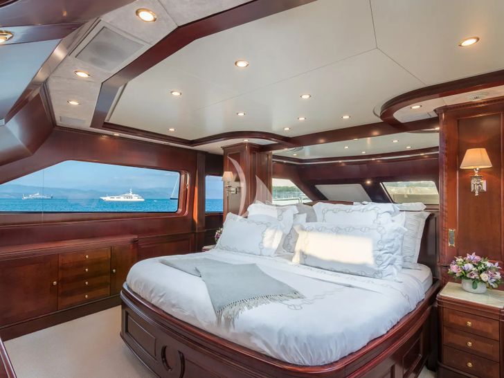 ENDLESS SUMMER Benetti Tradition 100 master cabin ENDLESS SUMMER Benetti Tradition 100 master cabin