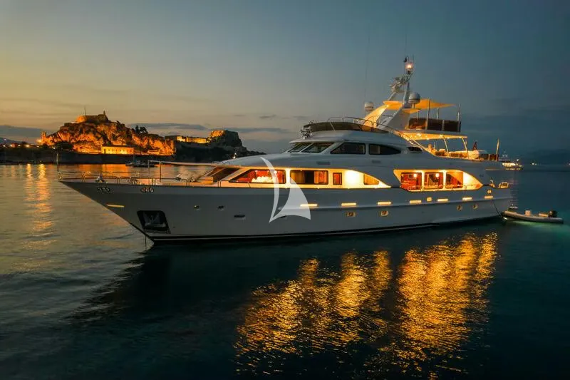 ENDLESS SUMMER Benetti Tradition 100 - at night