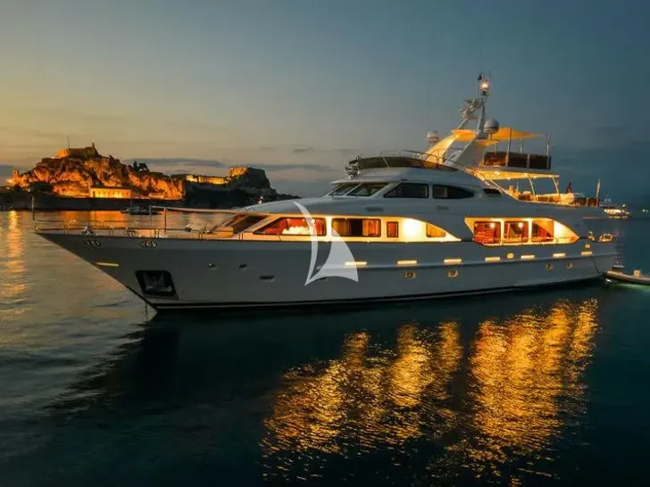 ENDLESS SUMMER Benetti Tradition 100 - at night ENDLESS SUMMER Benetti Tradition 100 - at night