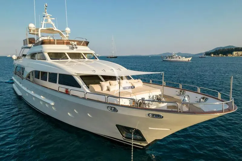 ENDLESS SUMMER Benetti Tradition 100 - bow view