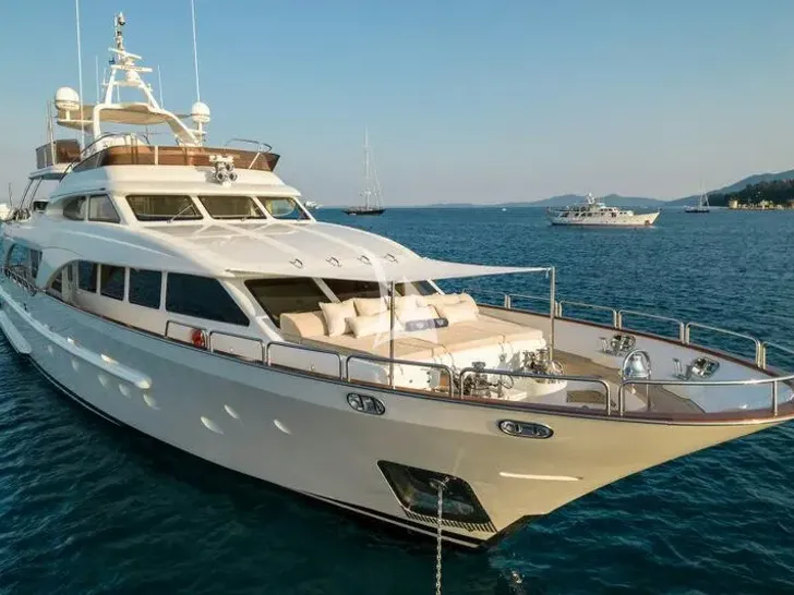 ENDLESS SUMMER Benetti Tradition 100 - bow view ENDLESS SUMMER Benetti Tradition 100 - bow view