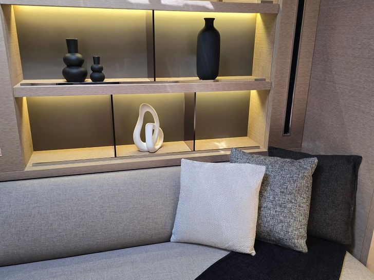 TRIWING ENDOR Lagoon Sixty5 - cabin 1 couch TRIWING ENDOR Lagoon Sixty5 - cabin 1 couch