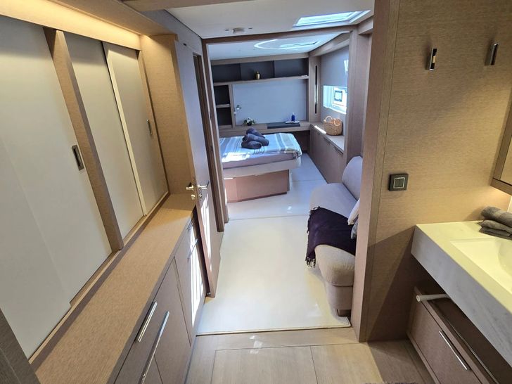 TRIWING ENDOR Lagoon Sixty5 - cabin 1 hallway TRIWING ENDOR Lagoon Sixty5 - cabin 1 hallway