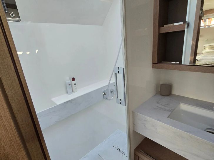 TRIWING ENDOR Lagoon Sixty5 - cabin 2 shower area TRIWING ENDOR Lagoon Sixty5 - cabin 2 shower area