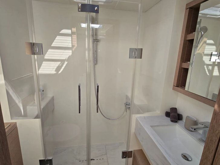 TRIWING ENDOR Lagoon Sixty5 - cabin 3 bathroom TRIWING ENDOR Lagoon Sixty5 - cabin 3 bathroom