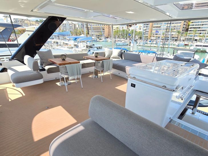 TRIWING ENDOR Lagoon Sixty5 - flybridge amenities TRIWING ENDOR Lagoon Sixty5 - flybridge amenities