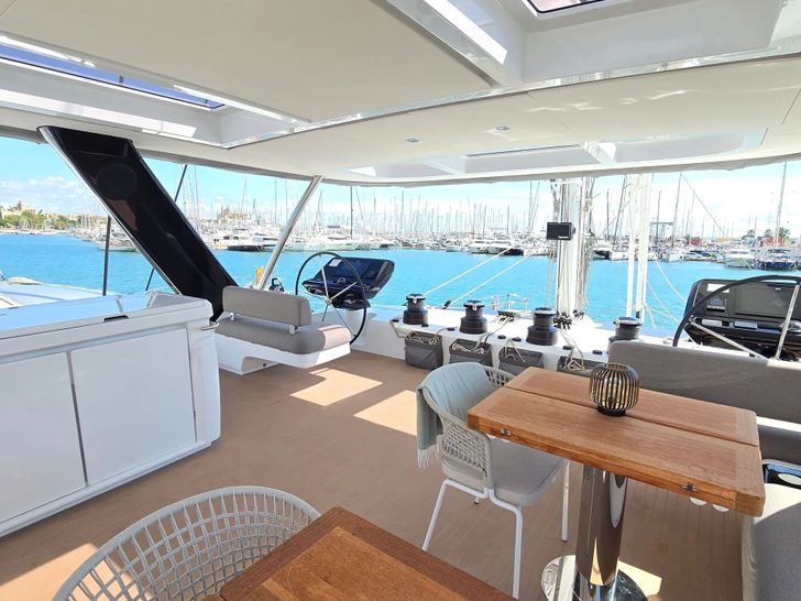 TRIWING ENDOR Lagoon Sixty5 - flybridge seating and dining area TRIWING ENDOR Lagoon Sixty5 - flybridge seating and dining area