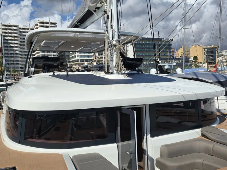 TRIWING ENDOR Lagoon Sixty5 - foredeck TRIWING ENDOR Lagoon Sixty5 - foredeck