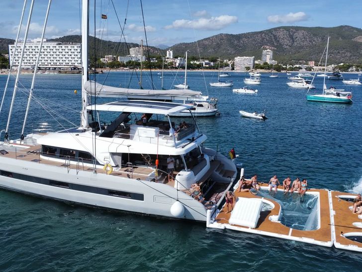 TRIWING ENDOR Lagoon Sixty5 - side profile anchored TRIWING ENDOR Lagoon Sixty5 - side profile anchored