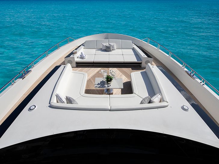 ENTREPRENEUR Ocean Alexander 116 Foredeck Seating