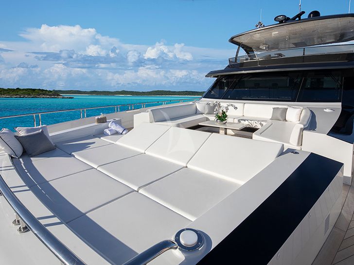 ENTREPRENEUR Ocean Alexander 116 Foredeck Sunloungers