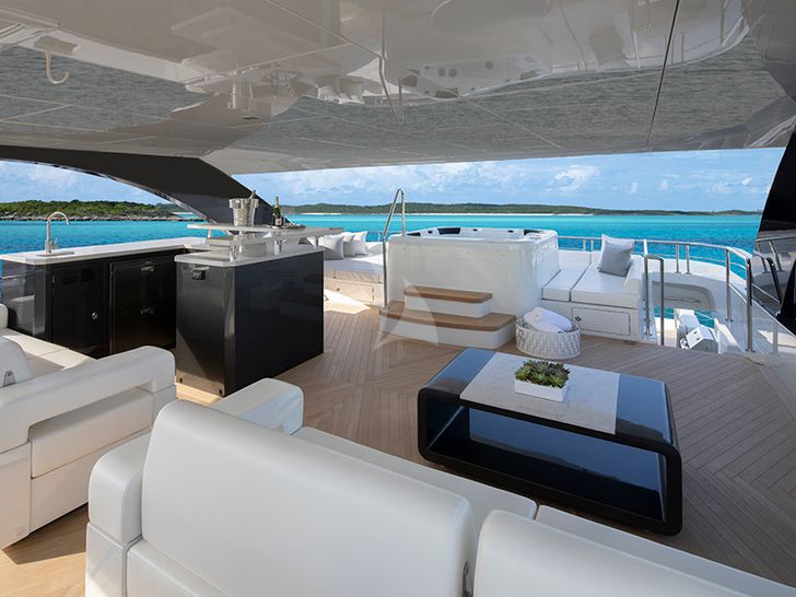 ENTREPRENEUR Ocean Alexander 116 Sundeck Jacuzzi