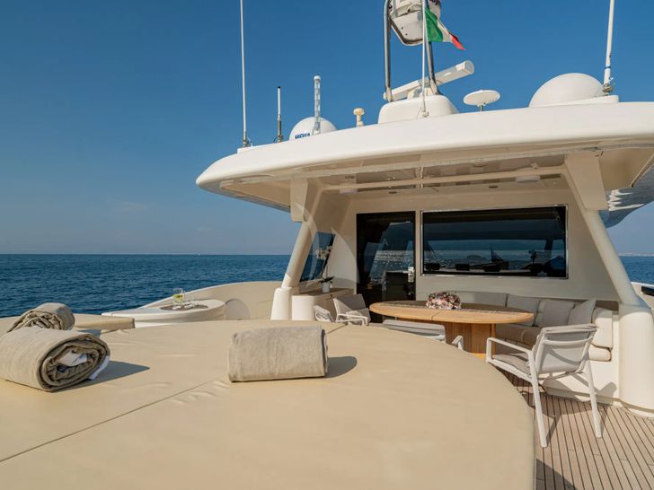 EOLIA Ferretti Sunbathing EOLIA Ferretti Sunbathing