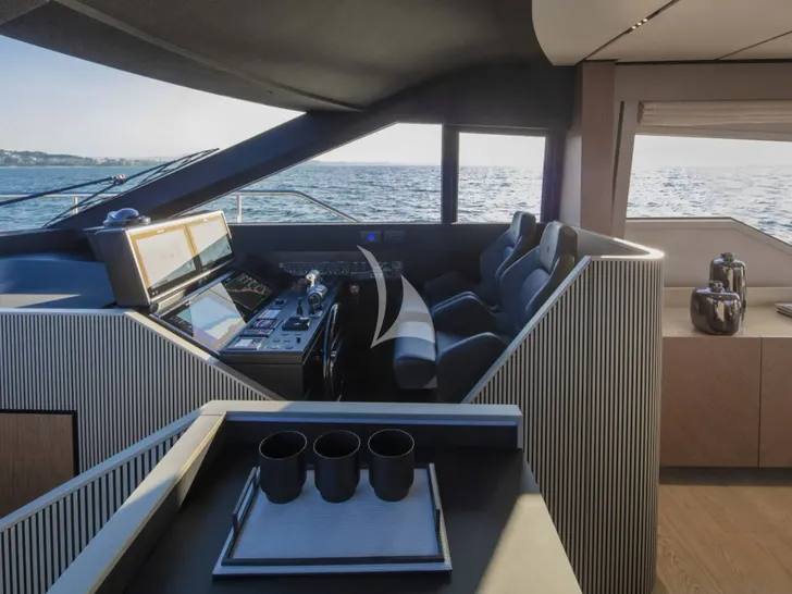 ERMETE Ferretti 720 - cockpit ERMETE Ferretti 720 - cockpit