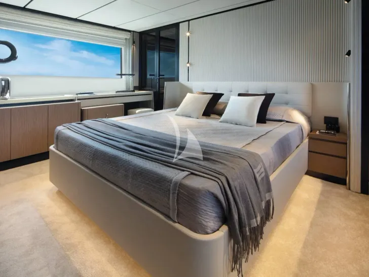 ERMETE Ferretti 720 - master cabin ERMETE Ferretti 720 - master cabin