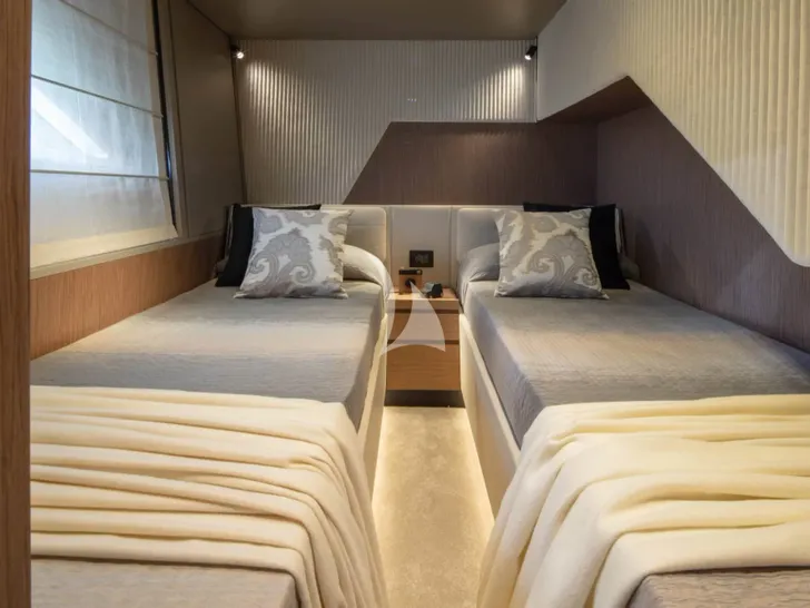 ERMETE Ferretti 720 - twin cabin ERMETE Ferretti 720 - twin cabin