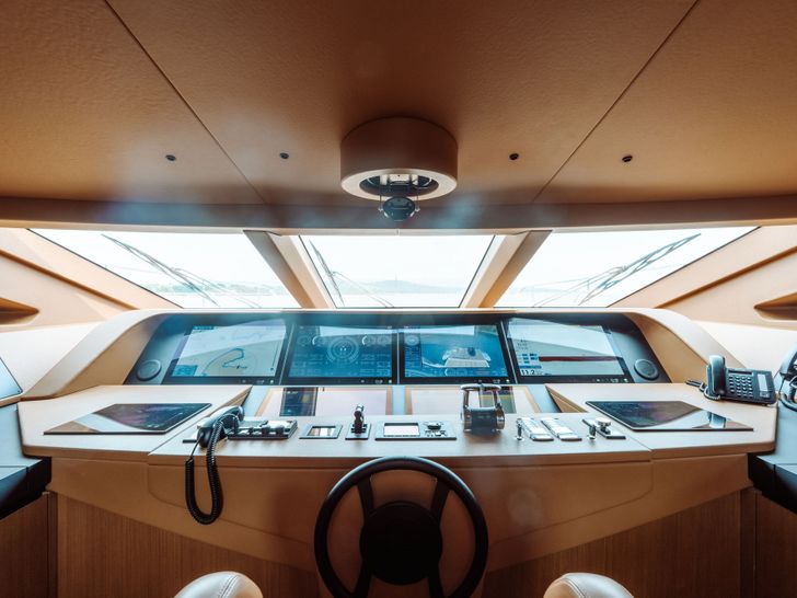 EROLIA Custom Line 120 - cockpit EROLIA Custom Line 120 - cockpit