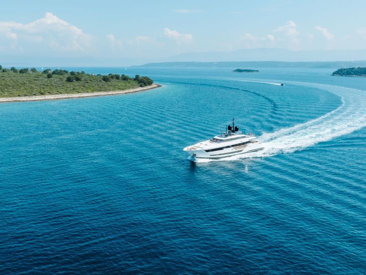 EROLIA Custom Line 120 - cruising at top speed EROLIA Custom Line 120 - cruising at top speed