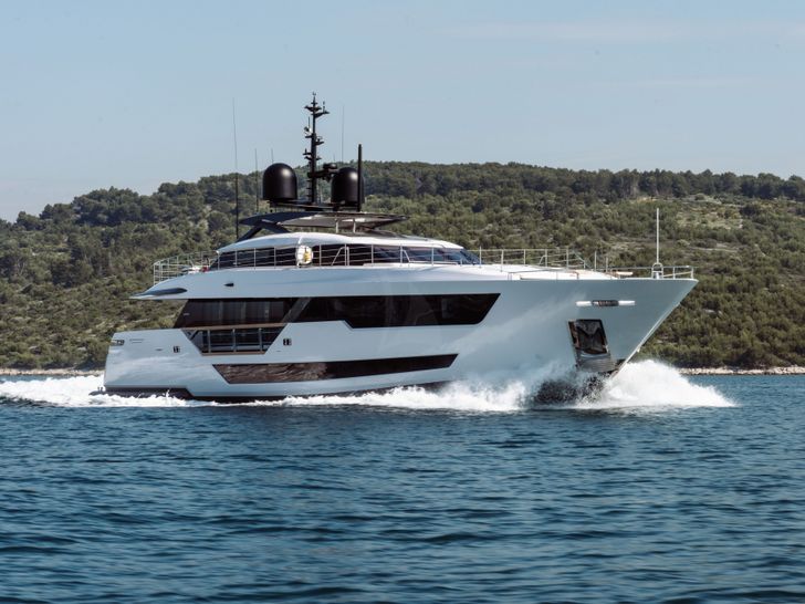 EROLIA Custom Line 120 - cruising side view EROLIA Custom Line 120 - cruising side view