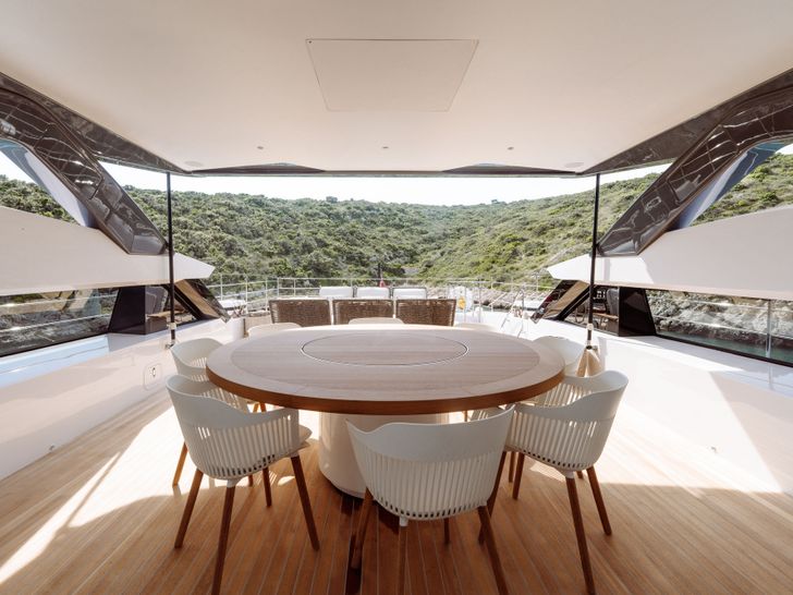 EROLIA Custom Line 120 - flybridge dining area EROLIA Custom Line 120 - flybridge dining area