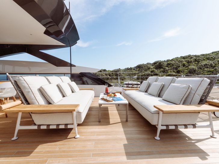 EROLIA Custom Line 120 - flybridge seating EROLIA Custom Line 120 - flybridge seating